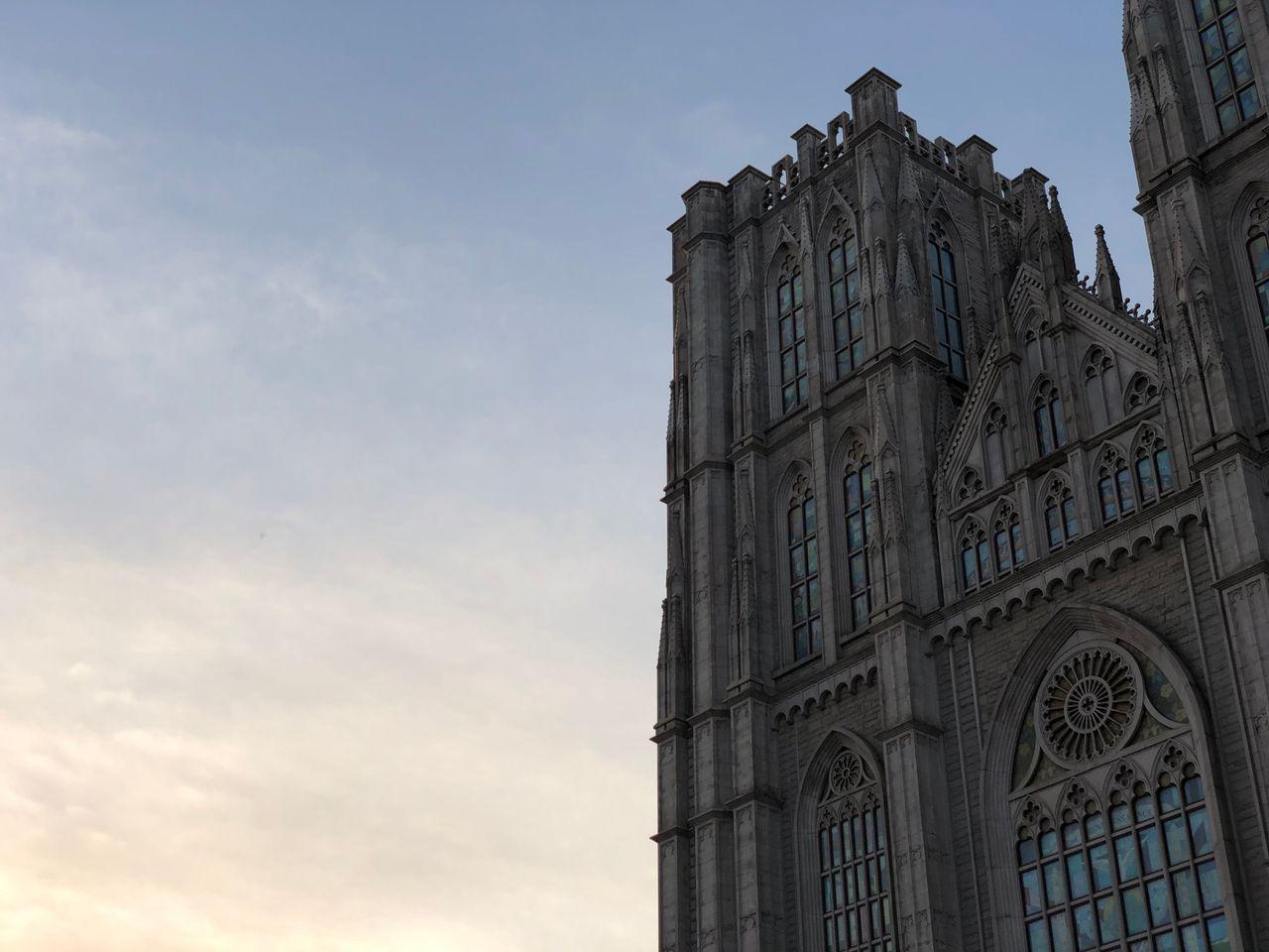 Take a walk on Kyung Hee campus with European architecture and cherry blossoms